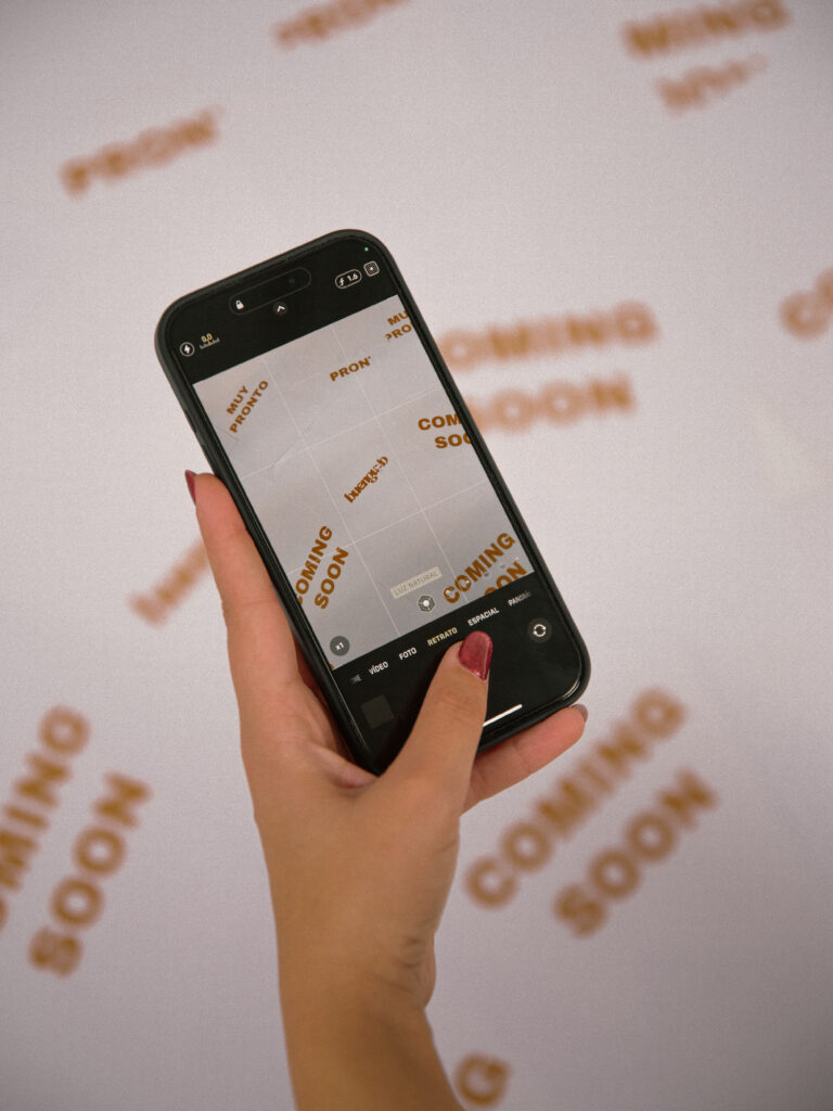 Revisión de una publicación y sus interacciones desde un teléfono móvil