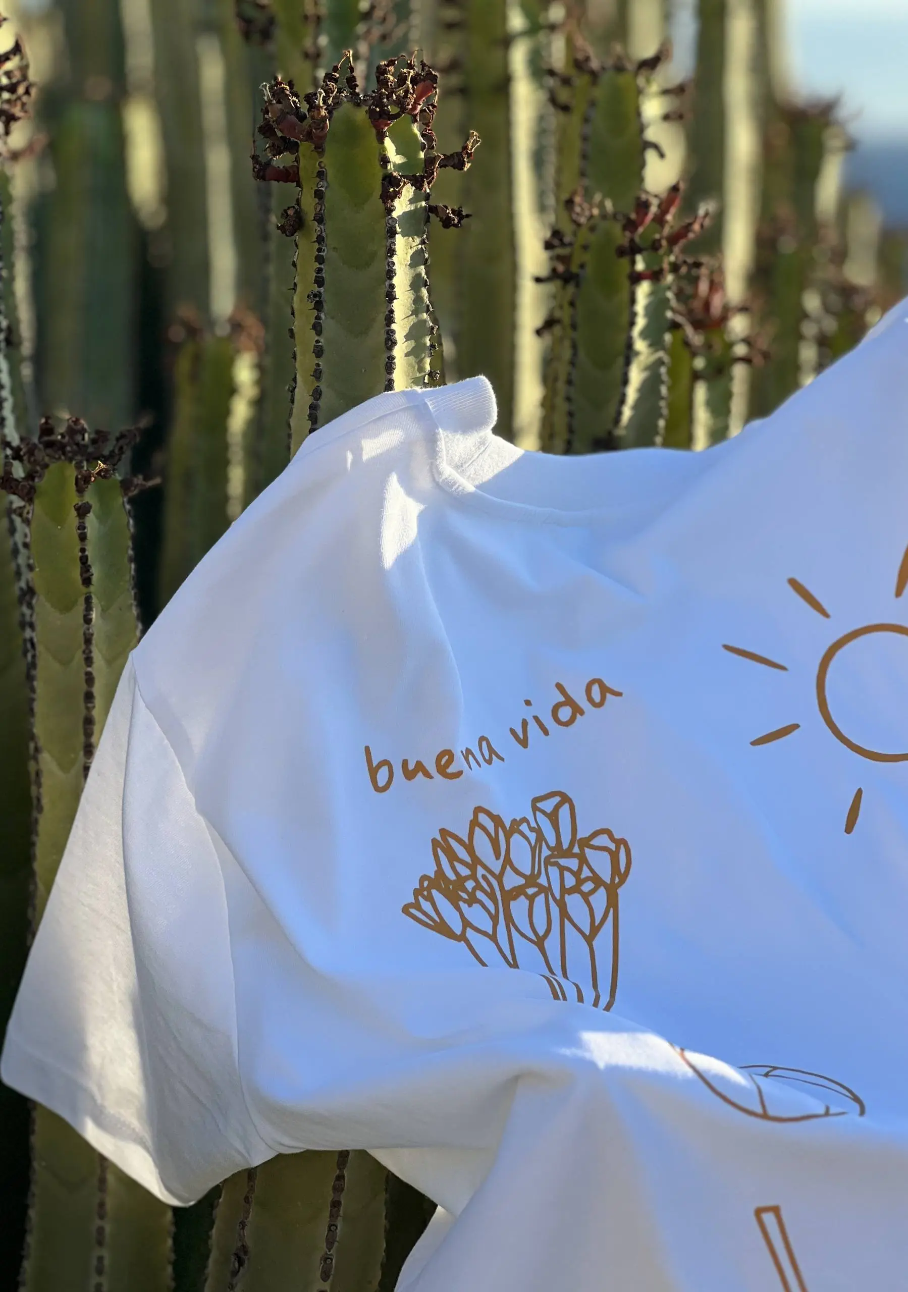 Camiseta ilustrada de BuengustoLab integrada entre vegetación canaria