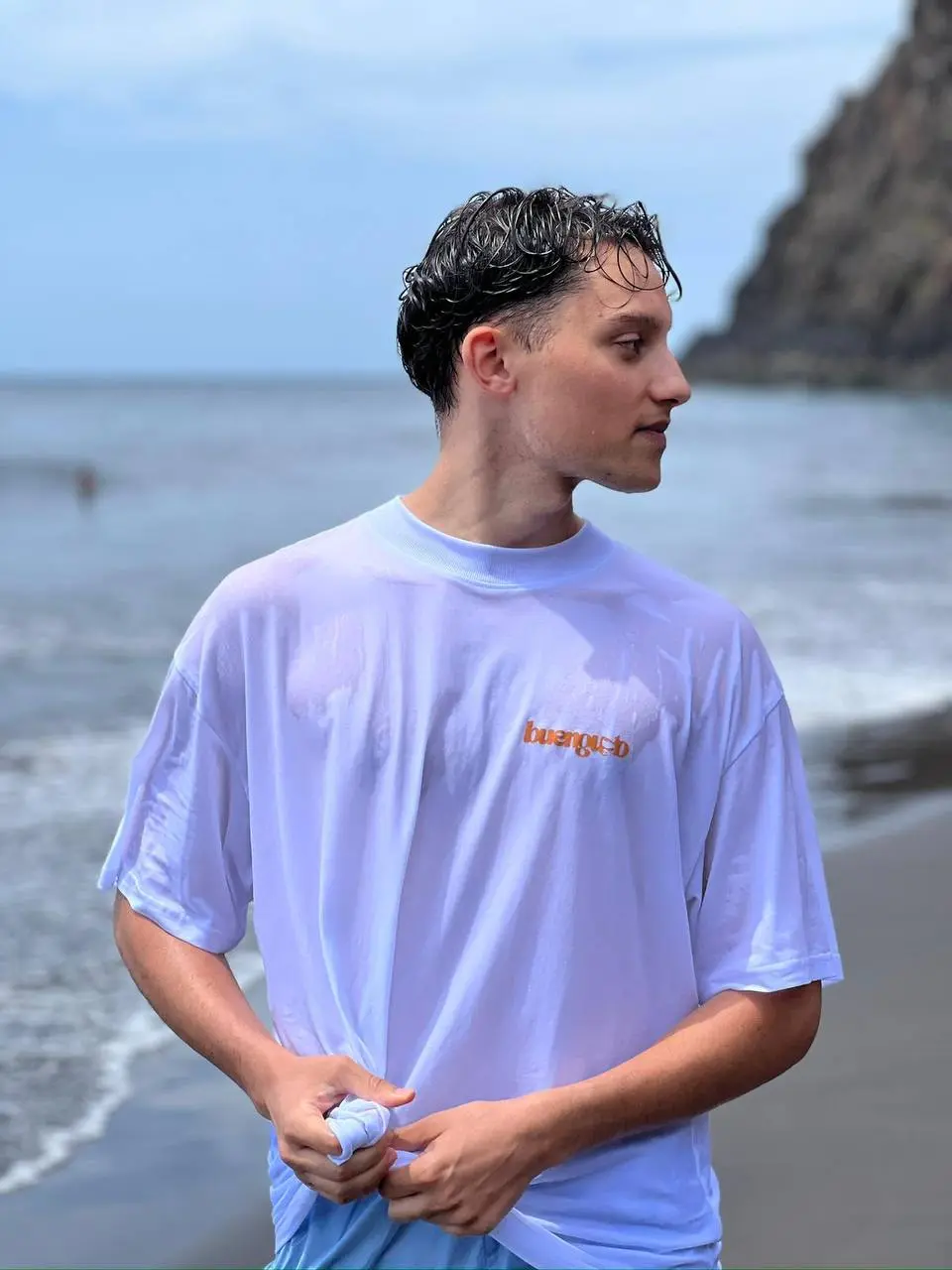Camiseta blanca de BuengustoLab vista por delante en una playa de Tenerife