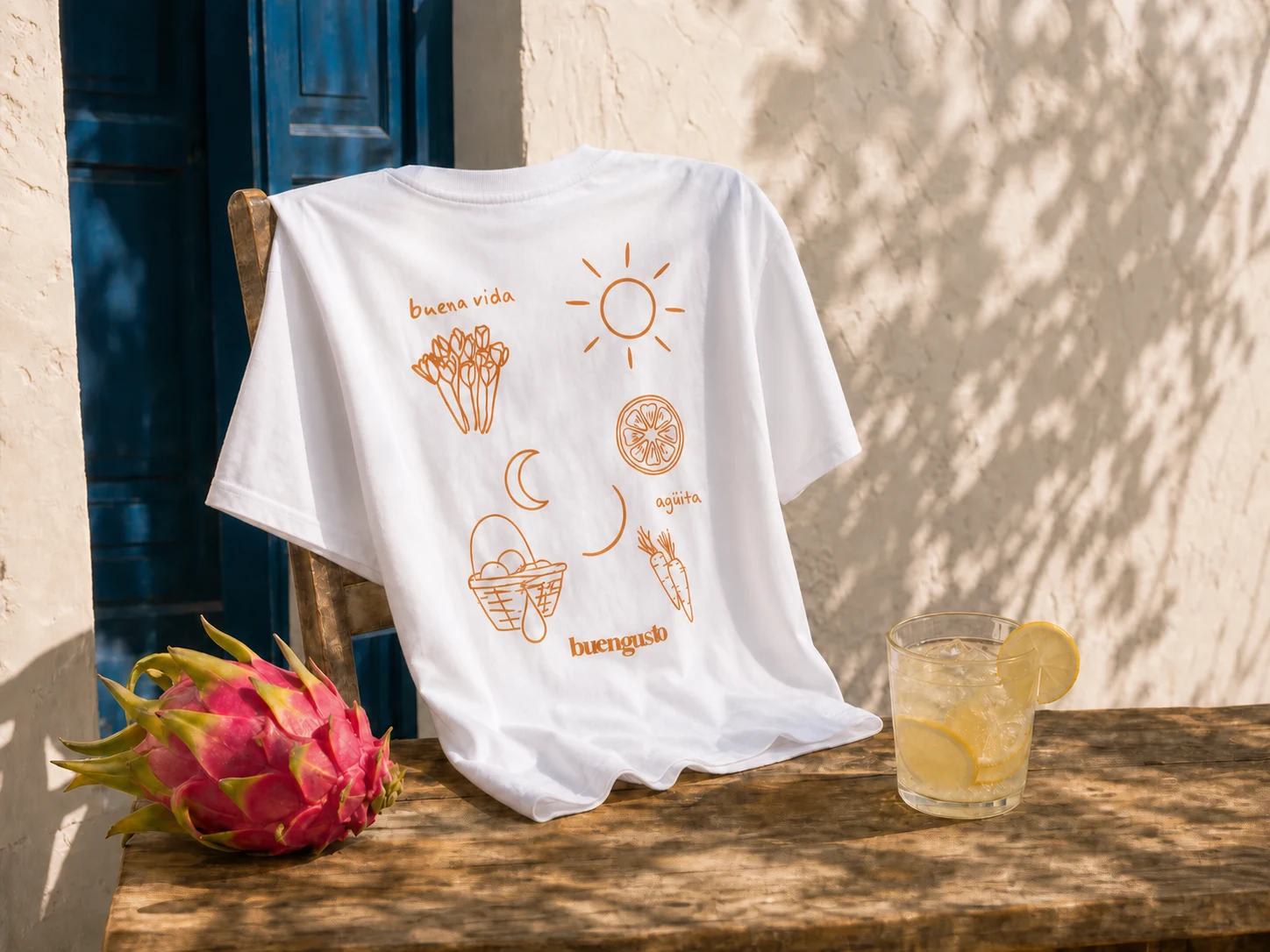 Camiseta original de Buengusto sobre una silla junto al mar