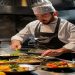 Chef preparando plato en restaurante de Tenerife para fotografía gastronómica en Instagram